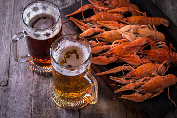 啤酒在黑暗的背景上。附近煮小龙虾吃啤酒。聚会的气氛图片下载