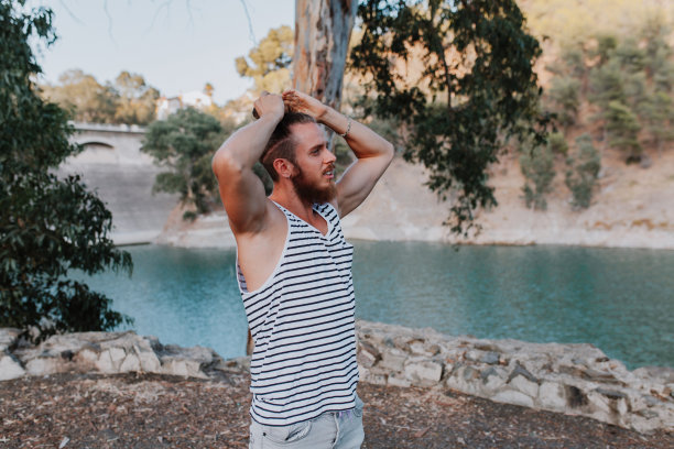 蓄着胡子的酷男把自己变成了一头长发小马。图片下载