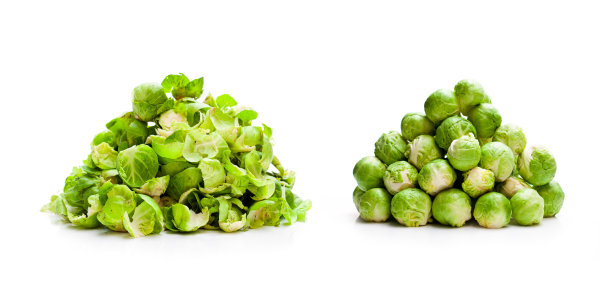 去皮和未去皮的球芽甘蓝堆成一堆图片下载