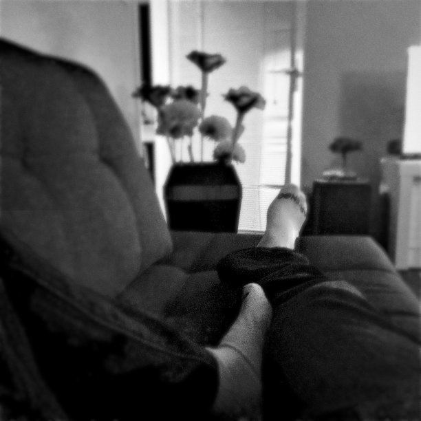 一个男人的腿躺在沙发上图片下载