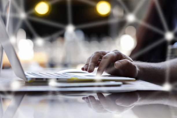 近距离的商人或自由职业者在笔记本电脑上工作素材图片