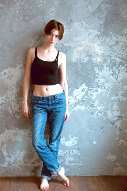 女性黑发时装模特在休闲服装图片下载