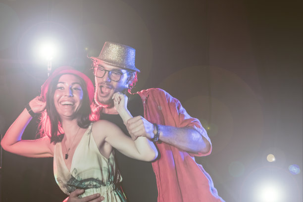 新年派对，假期，庆祝，夜生活和人的概念-年轻夫妇有乐趣跳舞在一个派对。图片下载