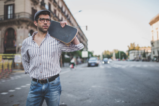 街上英俊的溜冰者图片下载