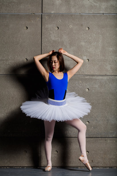 芭蕾舞演员在演播室里图片下载