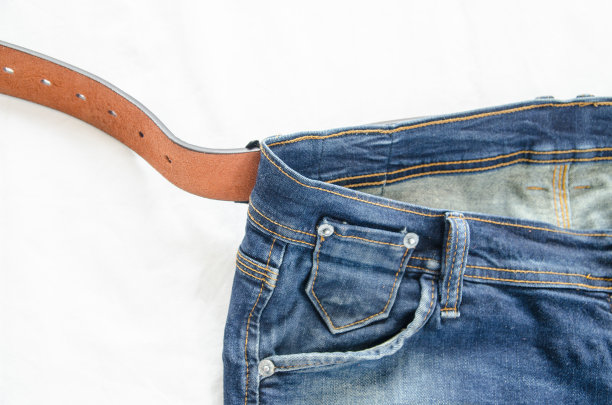 蓝色牛仔裤配棕色旧皮带(男士)图片下载