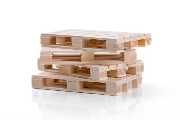 一堆孤立在白色背景上的欧元托盘图片下载