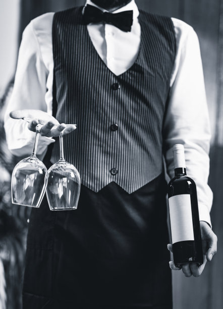 侍酒师拿着酒瓶和酒杯图片下载