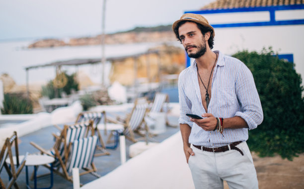 带着手机的游客图片下载