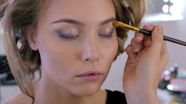 专业化妆师使用眼影图片下载