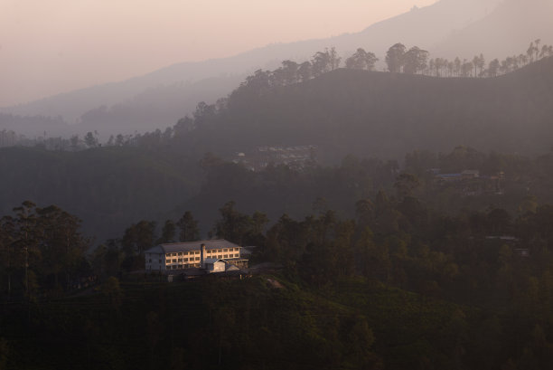 从斯里兰卡亚当峰上看到的茶厂图片下载