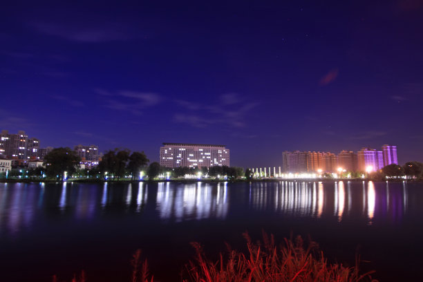 河边的夜景，特写照片图片下载