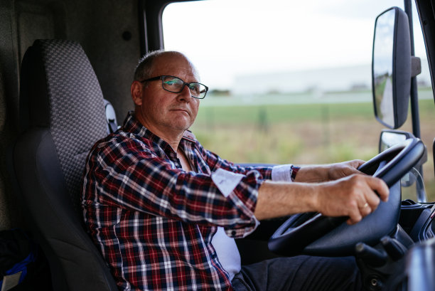 开卡车的人图片下载