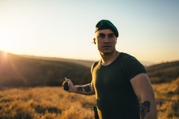 士兵投掷手榴弹图片下载