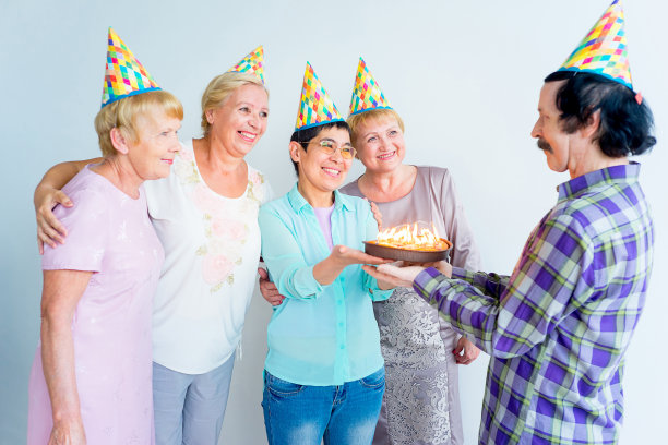 参加生日派对的高年级学生图片下载
