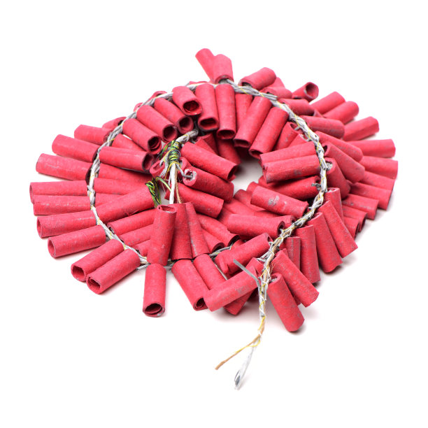 红色爆竹串孤立在白色背景。爆竹图片下载