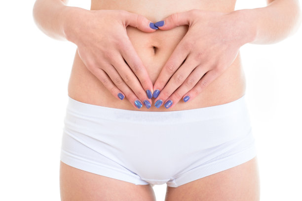 健美苗条的年轻女子腹部与手在它图片下载