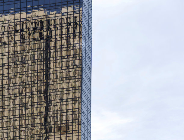 建筑反射在玻璃窗上图片下载