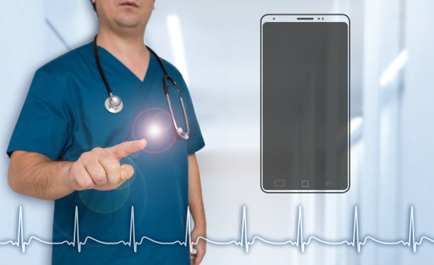 智能手机医生指向观众的概念素材图片