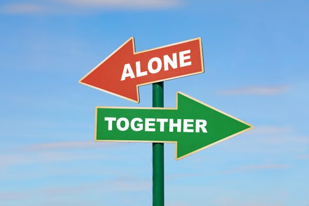 蓝色天空上有两个不同箭头的路标图片下载