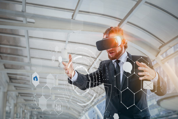 商人佩戴虚拟现实头戴式耳机，人与科技概念图片下载