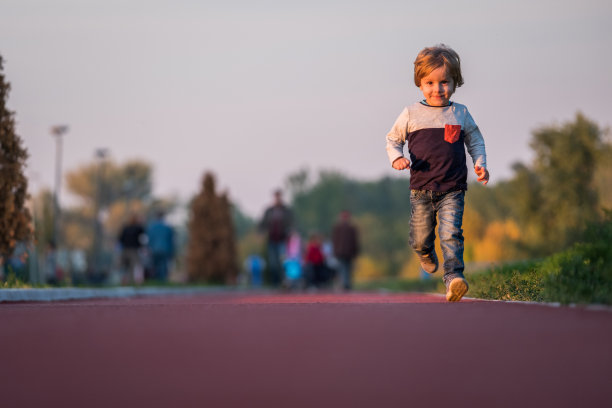 快乐的小男孩在夕阳下奔跑图片下载