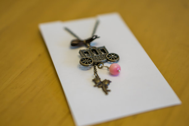 这是一条红色珊瑚项链的特写。图片下载