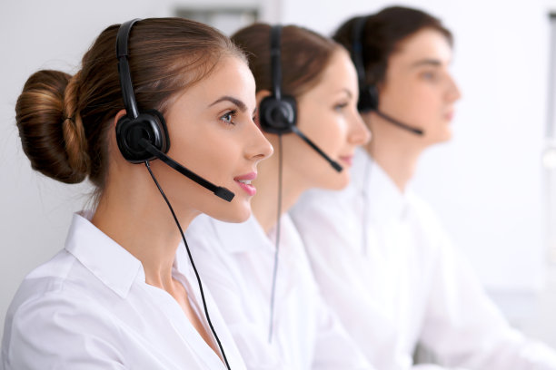 呼叫中心。关注戴耳机的美女图片下载