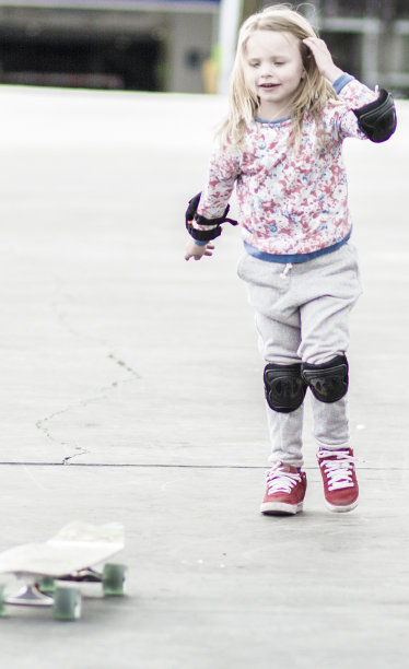 城市溜冰女孩- 5岁金发溜冰图片下载