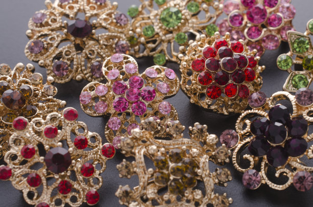 一套胸针孤立在黑色。许多胸针的背景图片下载