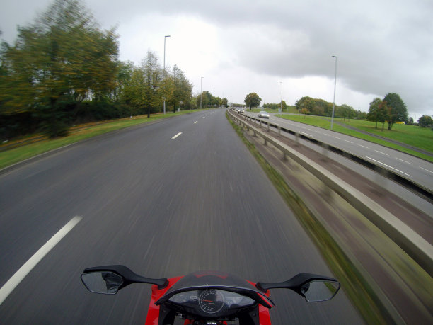 路上的摩托车图片下载