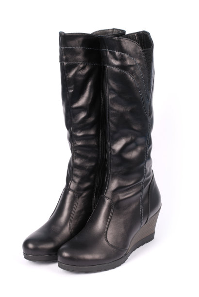 一双黑色的女靴图片下载