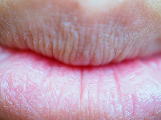 女人大嘴唇中心，皱纹大图片下载