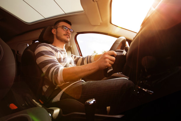 随便一个男人开着车图片下载