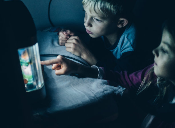 哥哥和妹妹在黑暗中躺在电灯前图片下载