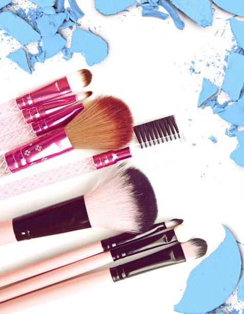 复古的各种化妆刷隔离在白色的背景。图片下载