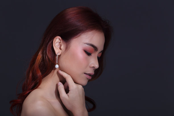 亚洲化妆女人的红棕色闪亮发型图片下载