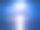 五彩的天空与黑暗的云和明亮的满月在海景。图片下载