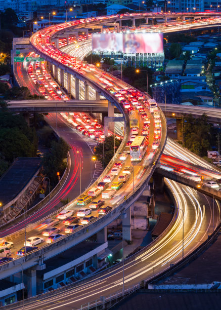 曼谷的现代化办公大楼一览无余，曼谷市区的共管公寓有日落的天空，是曼谷东南人口最多的城市，高速公路是重要的基础设施。图片下载