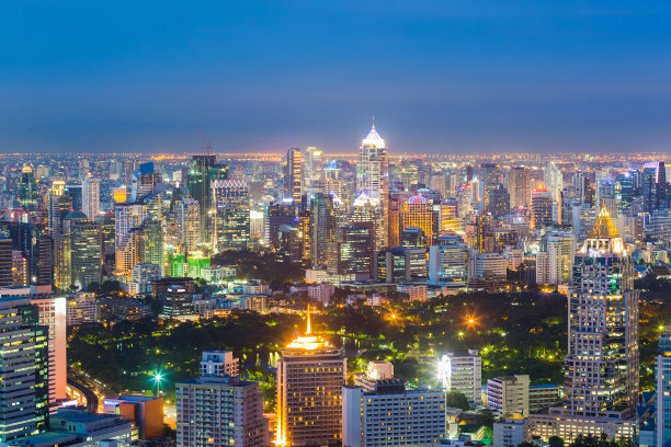 鸟瞰图曼谷现代办公大楼，公寓在曼谷市区日落的天空，曼谷，泰国素材图片