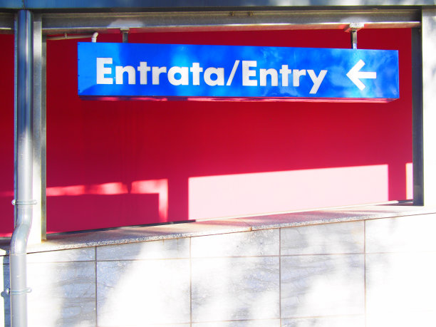 墙上信息标牌特写图片下载