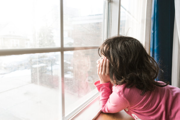 小女孩望着窗外图片下载