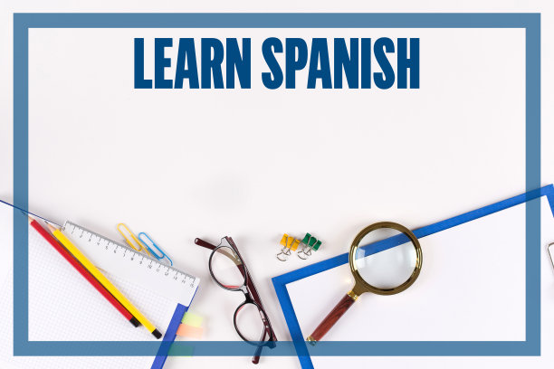 高角度的各种办公用品在书桌上一个字学习西班牙语图片下载