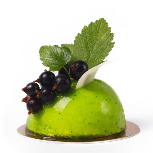 法式奶油冻半球形蛋糕，外覆开心果釉。现代欧洲的一种绿色甜点，用黑醋栗和新鲜浆果装饰图片下载