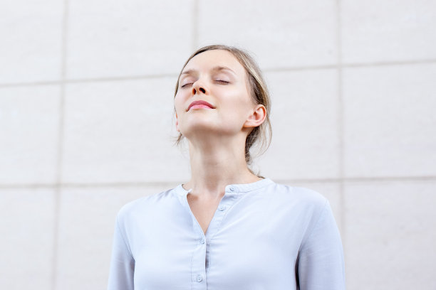 放松的年轻女子感觉精神能量图片下载