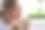 漂亮女人在户外闻咖啡的特写图片下载