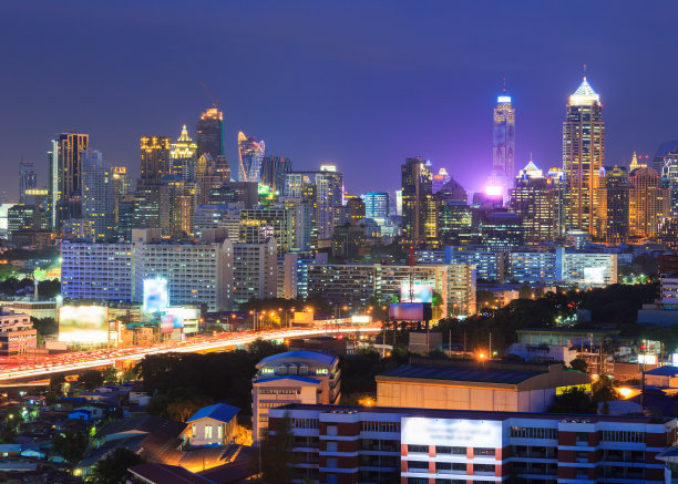 鸟瞰图曼谷现代办公大楼，公寓在曼谷市区日落的天空，曼谷，泰国素材图片