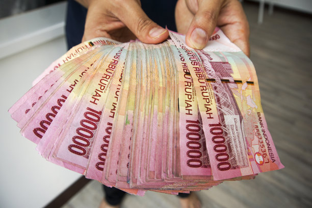 手里拿着印尼盾图片下载