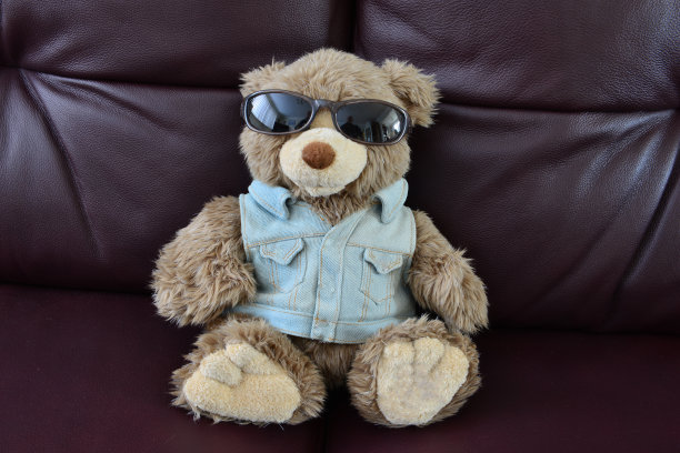 在沙发上休息的酷哥。图片下载