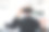 在办公室里戴着VD眼镜的成熟商人。素材图片